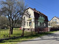 Prodám dvougenerační  rodinný dům na hezkém místě s další samostatnou garáží a velkým pozemkem