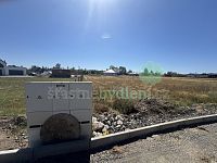 Prodám krásný rovinatý pozemek ve vilové čtvrti kousek od vlakového nádraží s možností na přípojení na inženýrské sítě