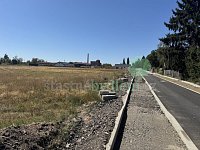 Prodám krásný rovinatý pozemek ve vilové čtvrti kousek od vlakového nádraží s možností na přípojení na inženýrské sítě - IMG_4199.jpeg