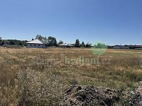 Prodám krásný rovinatý pozemek ve vilové čtvrti kousek od vlakového nádraží s možností na přípojení na inženýrské sítě - IMG_4200.jpeg