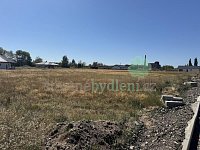 Prodám krásný rovinatý pozemek ve vilové čtvrti kousek od vlakového nádraží s možností na přípojení na inženýrské sítě - IMG_4201.jpeg