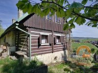 Roubená chalupa v lese