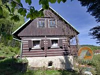 Roubená chalupa v lese - chalupa.jpg