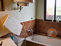 Roubená chalupa v lese - koupelna.jpg