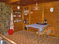 Roubená chalupa v lese - kuchyně.jpg