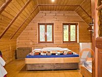 Roubená chalupa v lese - ložnice 1.jpg