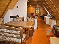 Roubená chalupa v lese - pokoj horní.jpg