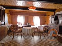 Roubená chalupa v lese - pokoj přízemí.jpg