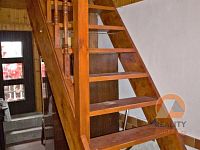 Roubená chalupa v lese - schody.jpg