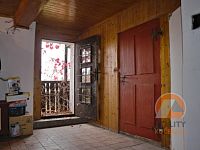 Roubená chalupa v lese - síň.jpg