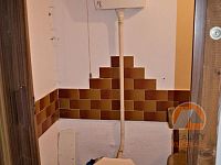 Roubená chalupa v lese - wc-1.jpg