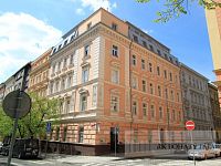 Private room in a luxury duplex apartment near Namesti Miru - Dum-zepredu.JPG