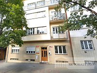 Pěkný byt 1+kk blízko metra Pražského povstání - venku-dum.jpg