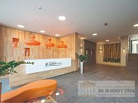 Kryté garážové stání + sklep v novostavbě Garden Towers - recepce.JPG