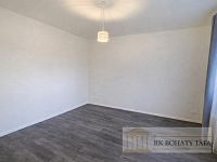 Pronájem bytu 1 + 1 po rekonstrukci, 39 m2, cihla, Praha 10 - Vršovice, ul. U Vršovického nádraží. - Prázdný pokoj bez ná-fotor-2026031493124.jpg