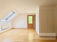 Prodej rodinného domu 200 m2 s projektem na 3 byty, pozemek 320 m2, Praha 9 - Vinoř, ul. Velínská. - IMG_20260511_165236.jpg