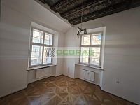 Reprezentativní kancelářský prostor na náměstí Přemysla Otakara II Č. Budějovice. - Boční kancelář č. 2 s průchodem do hlavního prostoru