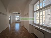 Reprezentativní kancelářský prostor na náměstí Přemysla Otakara II Č. Budějovice. - Boční kancelář č. 2 s průchodem do hlavního prostoru