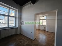 Reprezentativní kancelářský prostor na náměstí Přemysla Otakara II Č. Budějovice. - Hlavní kancelář s průchodem do kaceláře č. 2