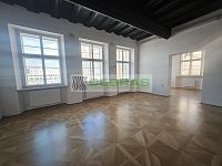 Reprezentativní kancelářský prostor na náměstí Přemysla Otakara II Č. Budějovice. - Hlavní prostor s navazující kanceláří