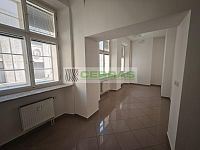 Reprezentativní kancelářský prostor na náměstí Přemysla Otakara II Č. Budějovice. - Kancelář č. 3 s okny do ulice Dr. Stejskala