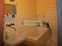 Prostorný byt 4+1 (105 m2) s neprůchozími pokoji v centru ČB nedaleko náměstí. Vhodné pro studenty. - Koupelna.jpg