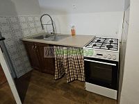 Prostorný byt 4+1 (105 m2) s neprůchozími pokoji v centru ČB nedaleko náměstí. Vhodné pro studenty. - Kuchyně.jpg