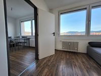 K pronájmu od 1. 1. 2026!!! Prosvětlený byt 3+1 (67 m2) se šatnou a sklepem, v centru města Volary. - Pokoj a jídelna v kuchyni