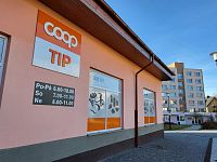 K pronájmu od 1. 1. 2026!!! Prosvětlený byt 3+1 (67 m2) se šatnou a sklepem, v centru města Volary. - Prodejna 3 minuty od domu, lékárna pod domem