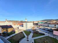 K pronájmu od 1. 1. 2026!!! Prosvětlený byt 3+1 (67 m2) se šatnou a sklepem, v centru města Volary. - Výhled na široké okolí