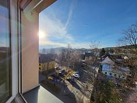 K pronájmu od 1. 1. 2026!!! Prosvětlený byt 3+1 (67 m2) se šatnou a sklepem, v centru města Volary. - Výhled z okna v ložnici
