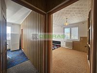 Velký, zděný byt 2+1 v osobním vlastnictví Chrášťany u Týna nad Vltavou, bydlení nebo investice. - Chodba ke kuchyni, pohled pokoj