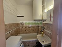 Velký, zděný byt 2+1 v osobním vlastnictví Chrášťany u Týna nad Vltavou, bydlení nebo investice. - Koupelna s vanou