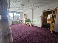 Velký, zděný byt 2+1 v osobním vlastnictví Chrášťany u Týna nad Vltavou, bydlení nebo investice. - Pokoj