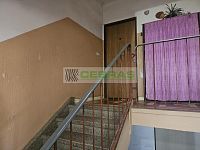 Velký, zděný byt 2+1 v osobním vlastnictví Chrášťany u Týna nad Vltavou, bydlení nebo investice. - Schodiště