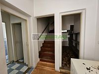 RD se zahradou Drahotěšice - Spíž, schodiště do podkroví, vstup do koupelny a na toalety