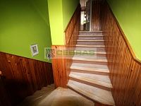 Prodej řadového rodinného domu ve vynikající lokalitě Českých Budějovic - Centrální schodiště