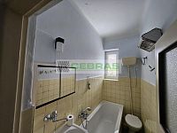 Prodej řadového rodinného domu ve vynikající lokalitě Českých Budějovic - Koupelna s wc, další samostatné v patře