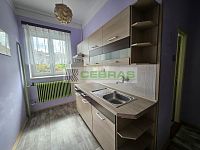 Prodej řadového rodinného domu ve vynikající lokalitě Českých Budějovic - Kuchyně přízemí, vpravo vstup do koupelny