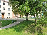 Prodej řadového rodinného domu ve vynikající lokalitě Českých Budějovic - Pohled na dům a cyklostezku