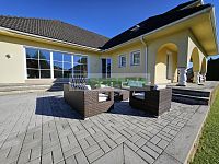 Prodej luxusního domu v Suchém Vrbném České Budějovice – 400 m², zahrada a bazén, pozemek 1734 m² - Druhá venkovní terasa