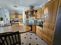 Prodej luxusního domu v Suchém Vrbném České Budějovice – 400 m², zahrada a bazén, pozemek 1734 m² - Kuchyně s jídelnou