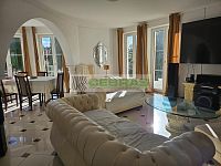 Prodej luxusního domu v Suchém Vrbném České Budějovice – 400 m², zahrada a bazén, pozemek 1734 m² - Obývací pokoj v přízemí napojený na jídelnu a pracovnu