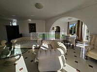 Prodej luxusního domu v Suchém Vrbném České Budějovice – 400 m², zahrada a bazén, pozemek 1734 m² - Obývací pokoj v přízemí napojený na jídelnu a pracovnu