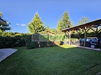 Prodej luxusního domu v Suchém Vrbném České Budějovice – 400 m², zahrada a bazén, pozemek 1734 m² - Parkovací přístřešek a zahradní domek za domem