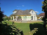 Prodej luxusního domu v Suchém Vrbném České Budějovice – 400 m², zahrada a bazén, pozemek 1734 m² - Pohled na dům ze zahrady