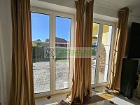 Prodej luxusního domu v Suchém Vrbném České Budějovice – 400 m², zahrada a bazén, pozemek 1734 m² - Pohled na terasu z obývacího pokoje