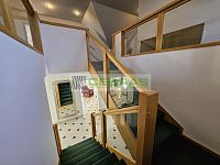 Prodej luxusního domu v Suchém Vrbném České Budějovice – 400 m², zahrada a bazén, pozemek 1734 m² - Schodiště