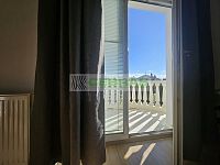 Prodej luxusního domu v Suchém Vrbném České Budějovice – 400 m², zahrada a bazén, pozemek 1734 m² - Vchod na balkon z ložnice podkroví