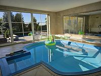 Prodej luxusního domu v Suchém Vrbném České Budějovice – 400 m², zahrada a bazén, pozemek 1734 m² - Vnitřní bazén se saunou a vstupem na terasu